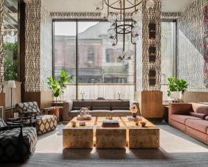 uma sala de estar com um sofá e uma mesa de centro em Root Karaköy em Istambul
