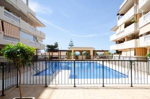 - une piscine au milieu d'un bâtiment dans l'établissement WintowinRentals Pool, Sunny side & Free Parking., à Torre de Benagalbón