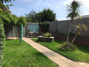 a garden with a table and a fence and a table at RedButt House, Freshwater, 3 Bedrooms, WiFi, Garden in Freshwater