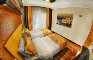 1 dormitorio con 2 camas en una habitación en CONCEPT HoUSE en Ankara
