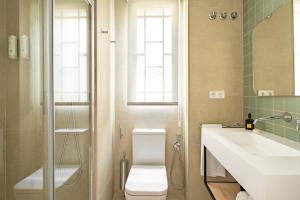 A bathroom at Aspasios Garden Apartments