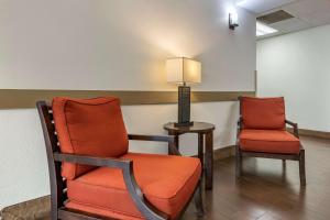 a waiting room with two chairs and a lamp at Comfort Inn & Suites DeLand - near University in De Land