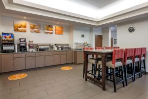 Comfort Inn & Suites DeLand - near University في دو لاند: مطعم وجبات سريعة مع طاولة وكراسي