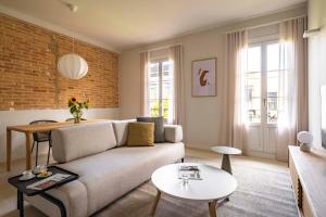 A seating area at Aspasios Garden Apartments