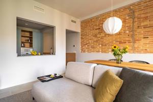 A seating area at Aspasios Garden Apartments