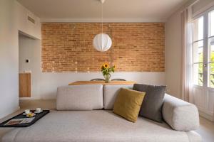 A seating area at Aspasios Garden Apartments