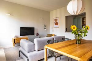 A television and/or entertainment centre at Aspasios Garden Apartments