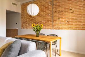 A seating area at Aspasios Garden Apartments