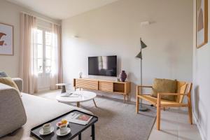 A television and/or entertainment centre at Aspasios Garden Apartments