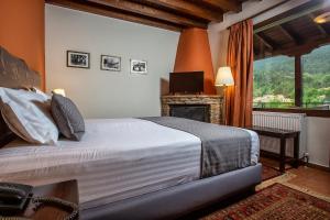 sypialnia z dużym łóżkiem i kominkiem w obiekcie La Noi Guesthouse w mieście Samarína
