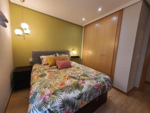 A bed or beds in a room at Piso en el Burgos Histórico