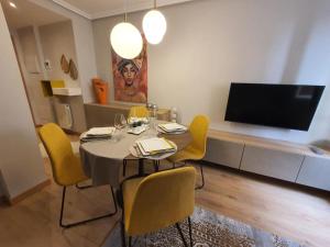 A television and/or entertainment centre at Piso en el Burgos Histórico