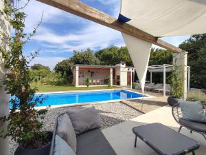 Basen w obiekcie Luxury design Villa Maell with private pool and high level of privacy - WiiBuk lub w pobliżu
