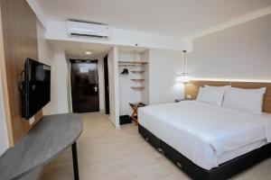 Tempat tidur dalam kamar di Grand Dafam Braga Bandung