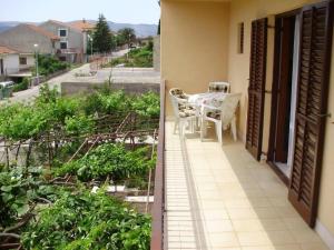 Vonkajšia záhrada v ubytovaní Apartment in Stari Grad Hvar with balcony, air conditioning, WiFi, dishwasher 5028-2