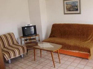 - un salon avec un canapé et une table basse dans l'établissement Apartment in Stari Grad Hvar with balcony, air conditioning, WiFi, dishwasher 5028-2, à Stari Grad