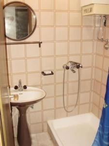 La salle de bains est pourvue d'une douche, d'un lavabo et d'un miroir. dans l'établissement Apartment in Stari Grad Hvar with balcony, air conditioning, WiFi, dishwasher 5028-2, à Stari Grad