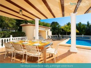 Bazén v ubytovaní Villa Zacorri - HMR Holidays Moraira alebo v jeho blízkosti