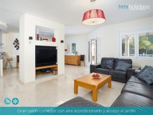 Televízia a/alebo spoločenská miestnosť v ubytovaní Villa Zacorri - HMR Holidays Moraira