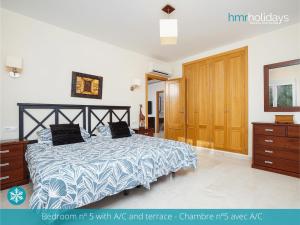 Posteľ alebo postele v izbe v ubytovaní Villa Zacorri - HMR Holidays Moraira