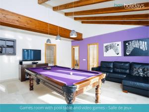 Televízia a/alebo spoločenská miestnosť v ubytovaní Villa Zacorri - HMR Holidays Moraira