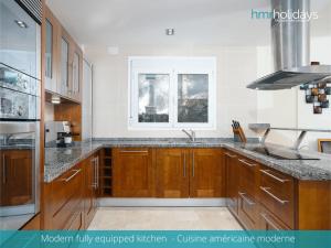 Kuchyňa alebo kuchynka v ubytovaní Villa Zacorri - HMR Holidays Moraira