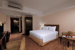 Tempat tidur dalam kamar di Grand Dafam Braga Bandung +37 foto