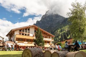 Nespecifikovaný výhled na hory nebo výhled na hory při pohledu z hotelu