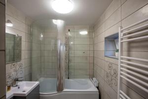 Koupelna v ubytování Casa Sonia Sighisoara + 30 fotografií