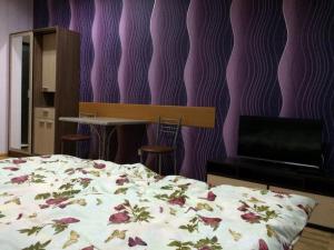um quarto com uma cama com flores em ShangHai Hotel em Konotop