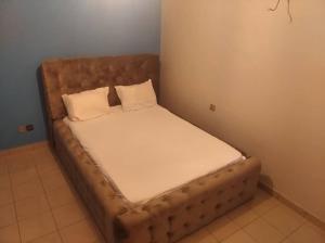 En eller flere senge i et værelse på Appartements meublés Sorel