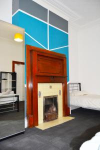 ein Zimmer mit einem Kamin und einem Bett daneben in der Unterkunft Old Swan Guest House in Liverpool