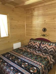 Konjska RekaApartman Mendrea的木屋里有一张床的卧室