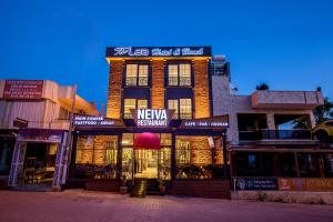 een gebouw met een bord waarop staat: nya restaurant bij The Lea Hotel in Didim