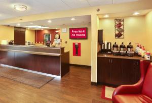 una sala de espera con una estación de bomberos con un cartel que lee bombero en todas las habitaciones en Red Roof Inn PLUS+ Washington DC - Alexandria en Alexandria