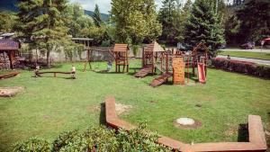 park z placem zabaw dla dzieci w obiekcie Hotel Horal w mieście Rožnov pod Radhoštěm