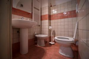 A bathroom at Sci e montagna vera