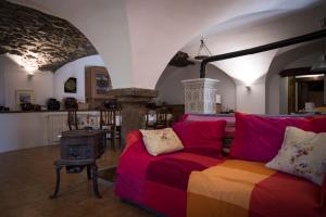 A seating area at Sci e montagna vera