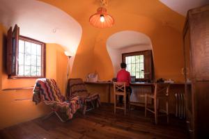 A seating area at Sci e montagna vera