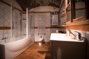A bathroom at Sci e montagna vera
