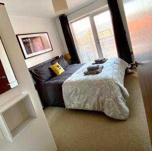 Postel nebo postele na pokoji v ubytování City Centre Chester Waterways Apartment