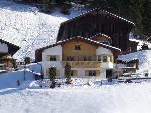 una casa grande en la nieve con nieve en Haus am Bühel en Gaschurn