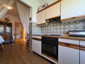 Kuchyňa alebo kuchynka v ubytovaní Apartments Fazanska 930