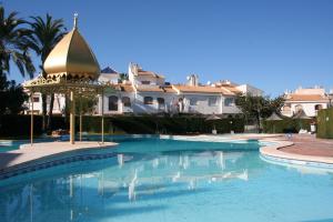 una piscina con cenador frente a un edificio en 051 - Costa Hispania II 094 - comfortHOLIDAYS en Gran Alacant