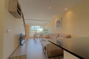 Sala de estar con 2 sofás y mesa en 051 - Costa Hispania II 094 - comfortHOLIDAYS en Gran Alacant