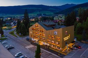 Loftmynd af Hotel Dolomiten
