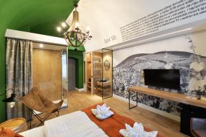 Televízia a/alebo spoločenská miestnosť v ubytovaní 1552 Boutique Hotel