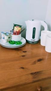 a counter with a toaster and a plate of food at Sailing's Island Rooms in Inisheer