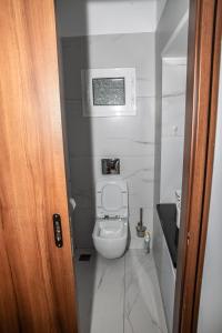Kúpeľňa v ubytovaní 5 Sterne Zeus City Apartment mit Meerblick + 13 fotografií