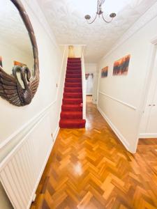 Daring Heights, A Cosy Detached close to Heathrow with secure gated parking